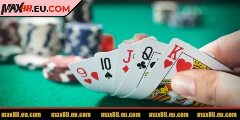 Chiến thuật bluff bài khi chơi xì tố MAX88